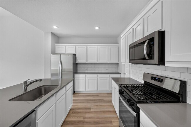 Building Photo - Spacious 5-Bedroom, 4-Bath Home with Washer, Dryer & Refrigerator