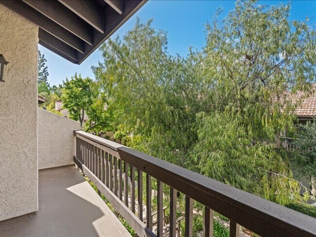 Building Photo - Spacious 3Beds+2.5Baths Townhouse With A B...
