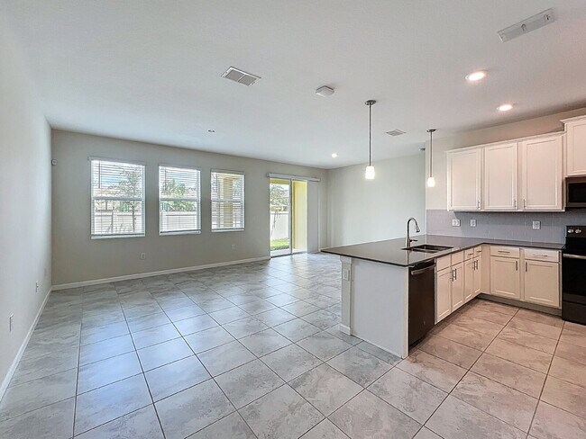 Building Photo - Available Now!  Charming 3-Bedroom Townhou...