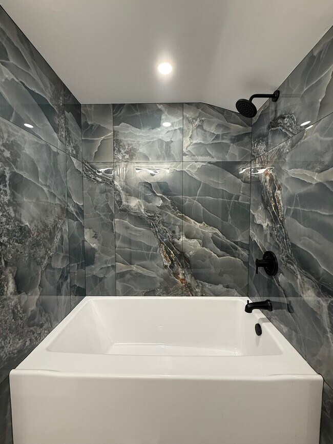 Building Photo - 255 Kawameeh Dr