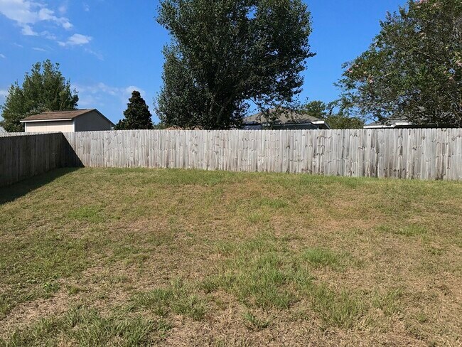 Building Photo - Cute 2/2 with garage and a nice size Flori...