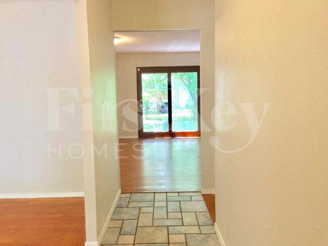 Building Photo - 2275 Glenoro Dr