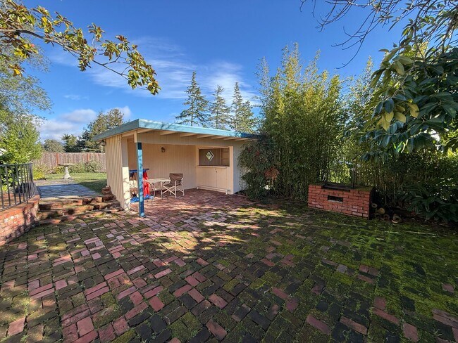 Building Photo - Luxury Upper Piedmont Estate