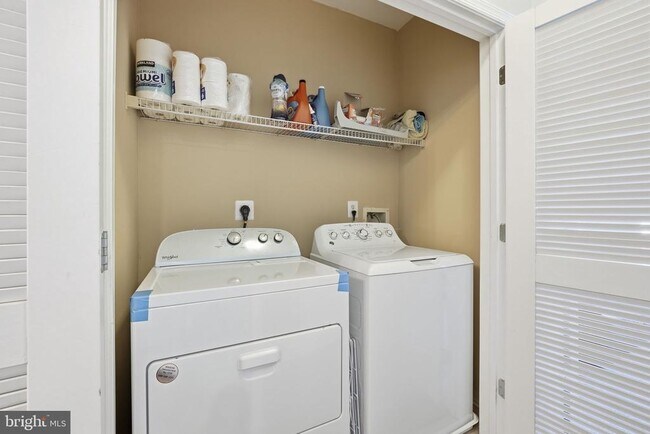 Building Photo - 4852 Eisenhower Ave