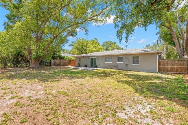 Building Photo - 611 Pinewood Dr
