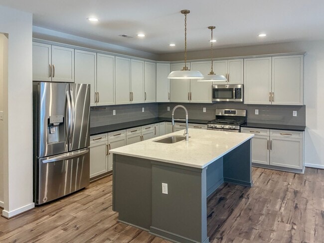 Building Photo - 4 Bedroom, 3.5 Bathroom in Magnolia Green