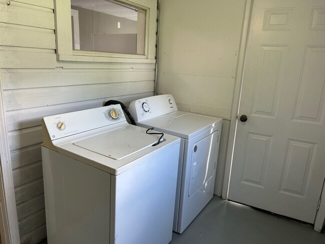 Building Photo - 2 Bedroom / 1 Bath Home Kingsport TN