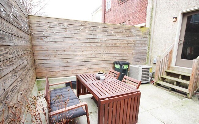 Building Photo - 513 Manton St