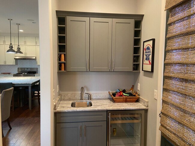 Building Photo - 4BR/4.5BA Furnished Townhome For Rent