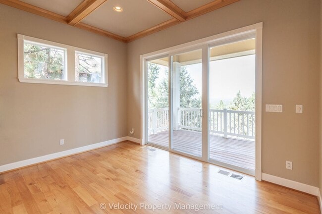 Building Photo - Awbrey Butte Home with Views!