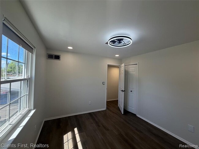 Building Photo - 204 Princeton Dr
