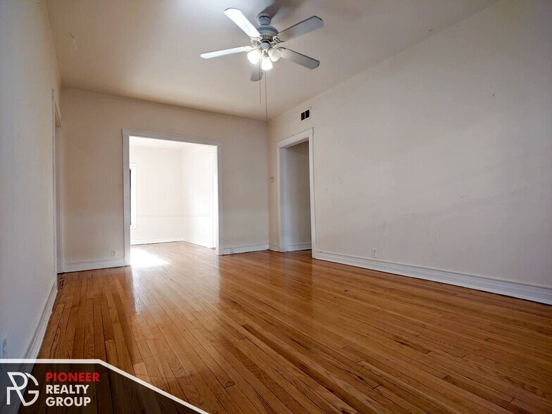 Building Photo - 822 W Waveland Ave