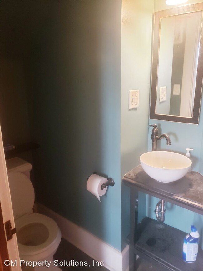 Building Photo - 3 br, 1.5 bath House - 515 S Spruce Street