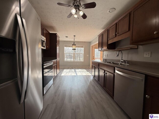 Building Photo - 115 Twin Oaks Dr