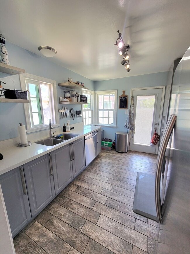 Building Photo - Great Single Family Home in West Long Beach