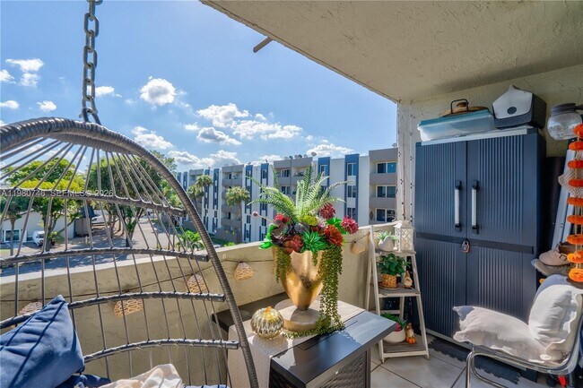 Building Photo - 10000 NW 80th Ct