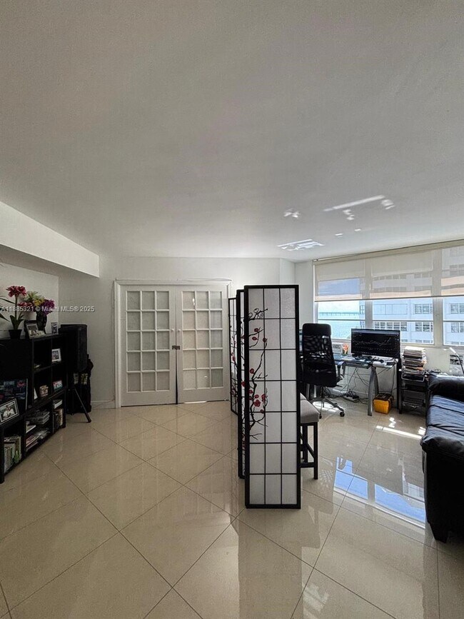 Building Photo - 801 Brickell Bay Dr