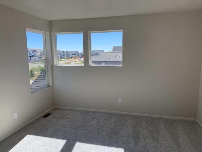 Building Photo - Exquisite 4 Bed 2.5 Bath Single Family Home with 3-car garage