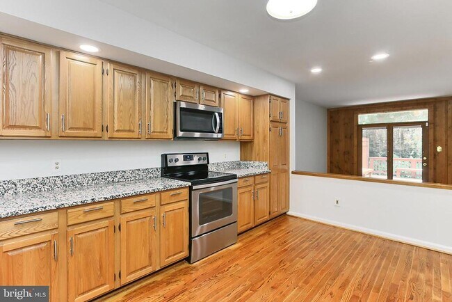 Building Photo - 4021 Lake Glen Rd