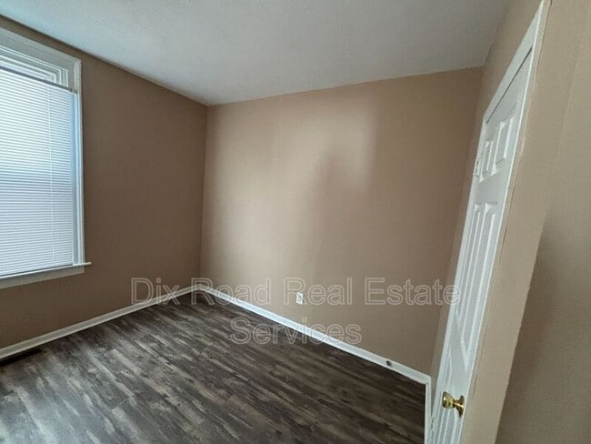 Building Photo - 917 Prytania Ave