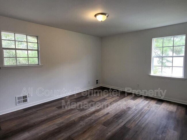 Building Photo - 6370 Ashdale Dr