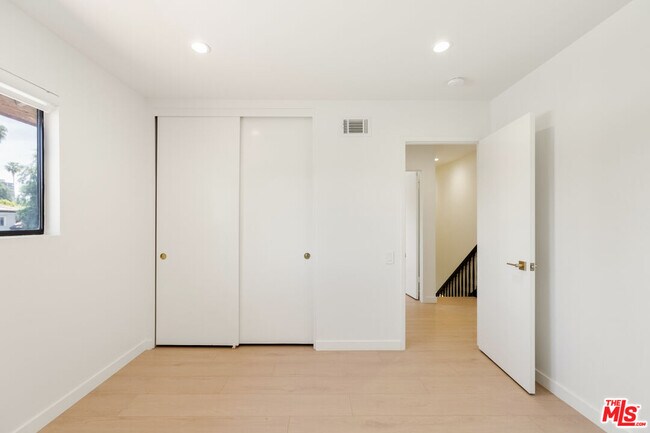 Building Photo - 4933 Collett Ave