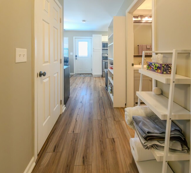 Building Photo - Knoxville 37923 - 2 bedroom 1 bath - call ...