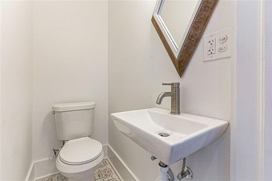 Half bath - 3033 Robert St