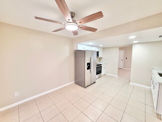 Building Photo - 2281 Sunshine Blvd