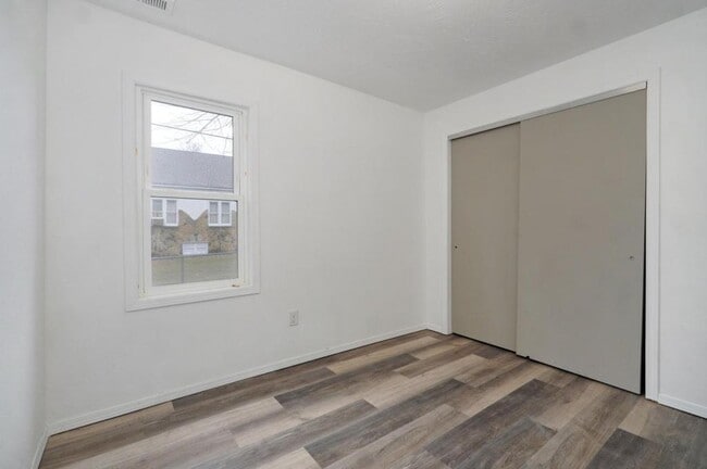 Building Photo - 513 S Broadway Ave