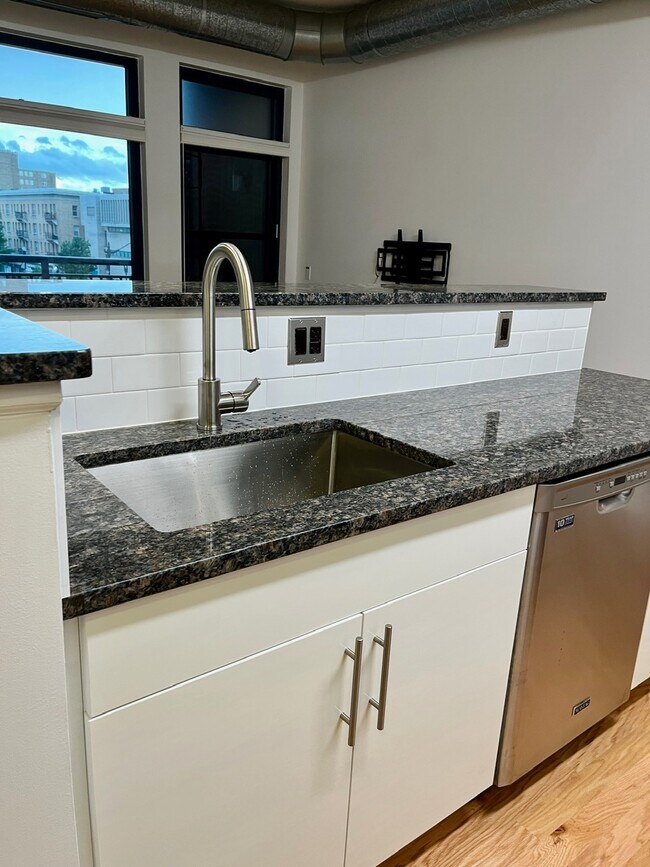 Building Photo - 1390 Kenyon St NW