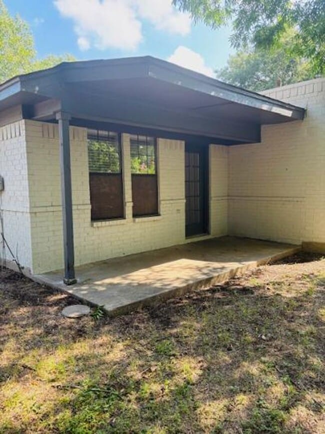 Building Photo - ASK ABOUT BACK TO SCHOOL MOVE IN SPECIAL!