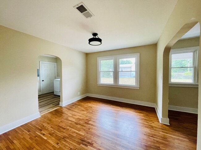 Building Photo - Section 8 Approved 3bedroom 1 Bath