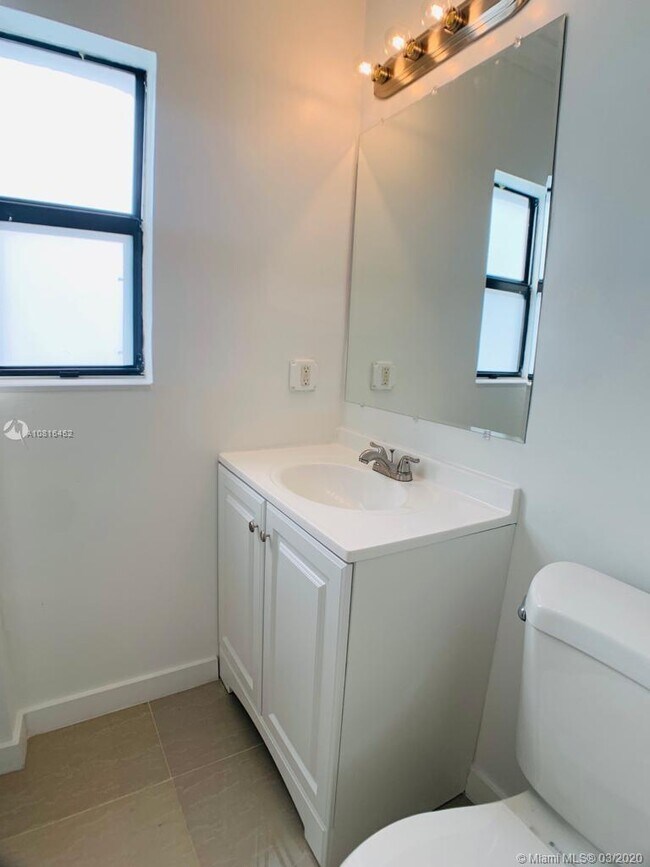 Building Photo - 2345 NE 135th St