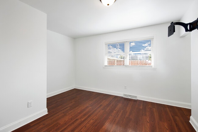 Building Photo - 1013 Stonegate Rd