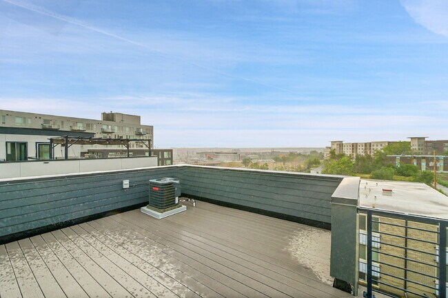 Building Photo - $3,175.00 - 2 Bedrooms, 2.2 Bathrooms, Tow...