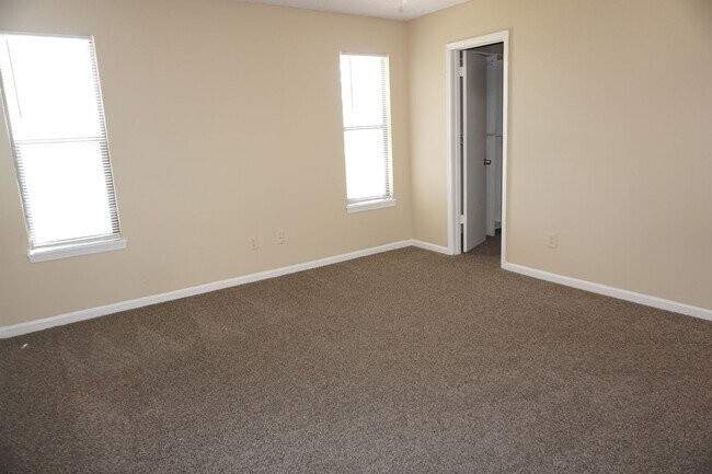 Building Photo - 3 bedroom/2 bathroom townhome