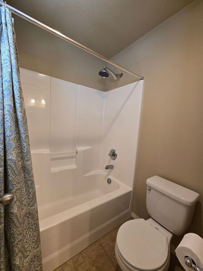 Building Photo - Small Dog Friendly 2 Bedroom 1.5 Bath Hous...