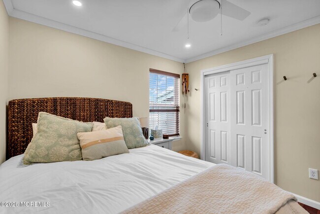 Building Photo - 1733 Melrose Ave