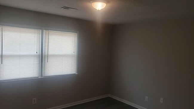 Building Photo - 2br/1ba, recently updated floors, paint an...