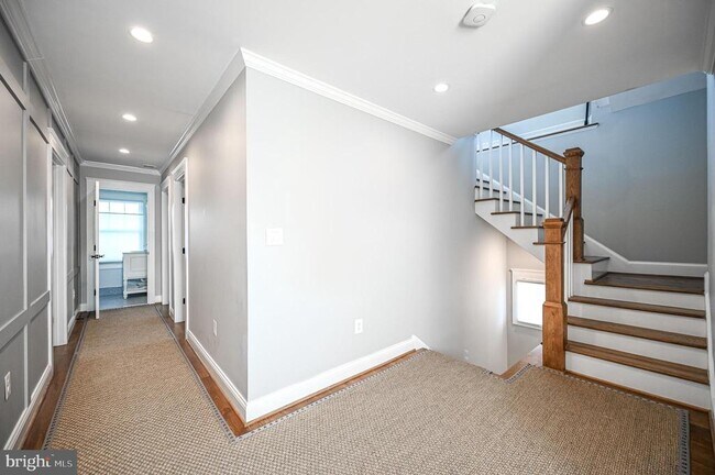 Building Photo - 2314 N Kenmore St