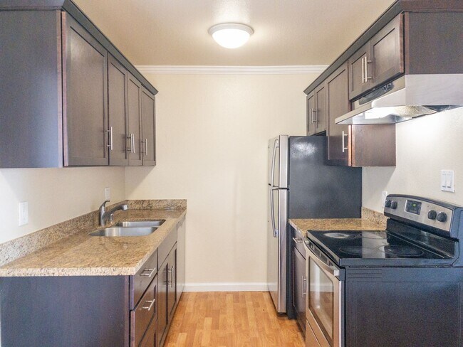Building Photo - 2BD 1BA Recently Renovated Unit! Parking! ...