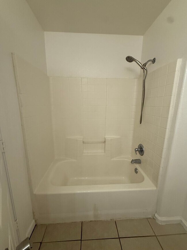 Building Photo - Move-in Ready!