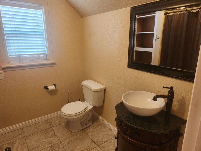 Building Photo - 3 bedrooms 2 bathrooms Downtown Riverside ...