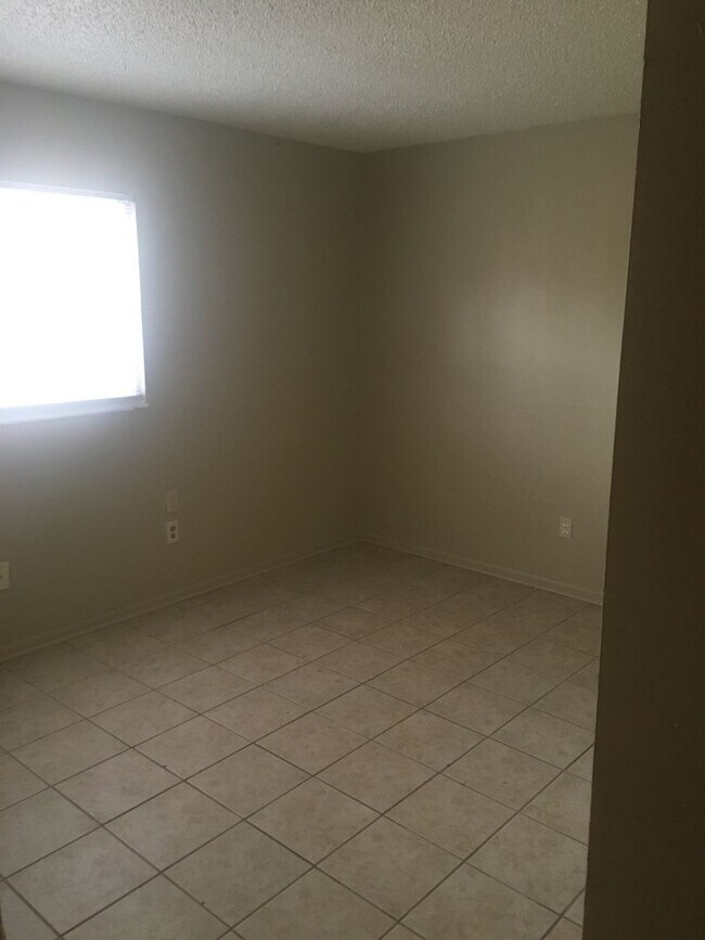 Building Photo - 3 BR 1.5 BA Home off 62 in Farmington