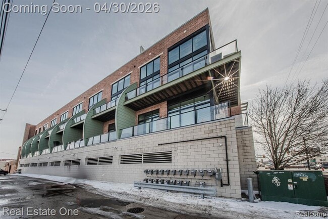 Building Photo - 211 E 9 Mile Rd