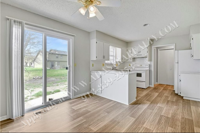 Building Photo - 3 Bed 1.5 Bath Duplex in Blue Valley Schoo...