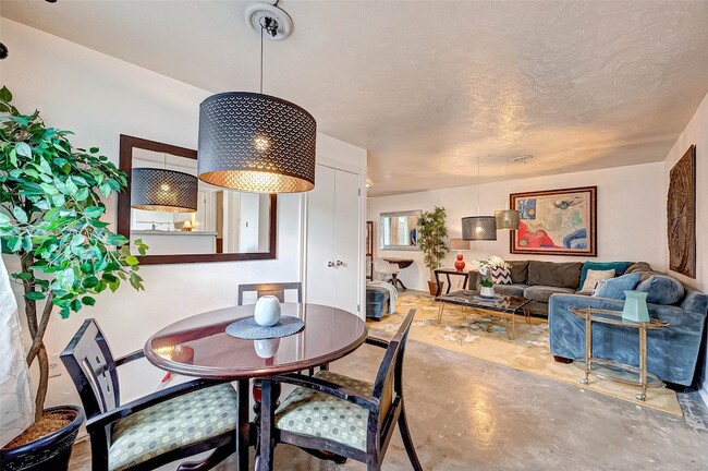 Building Photo - 6018 Berendo St