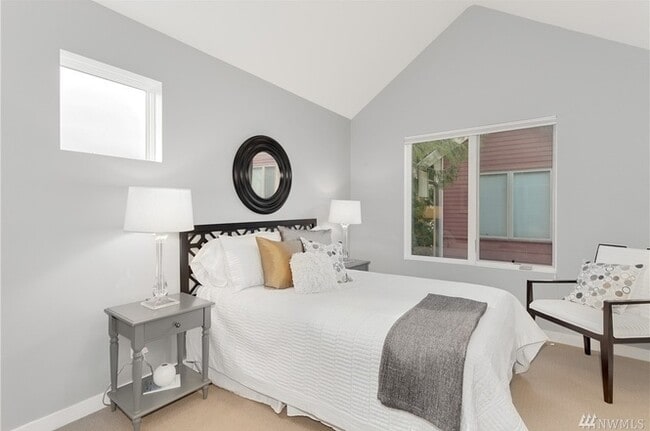 Building Photo - Stunning Townhome in the heart of Columbia City