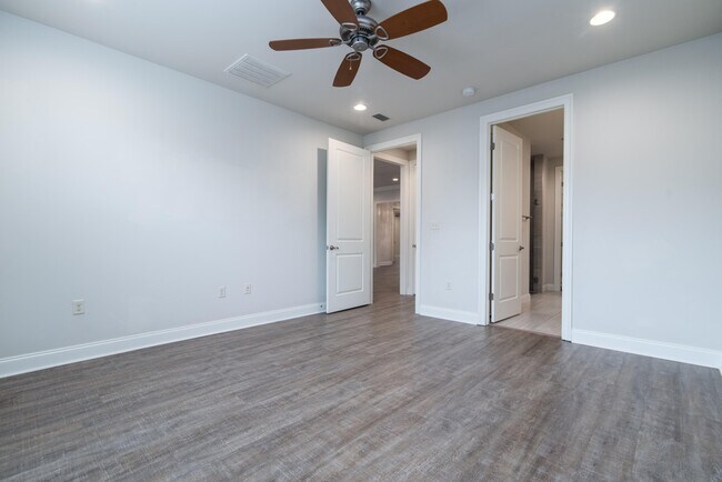 Building Photo - 718 Woods Dr